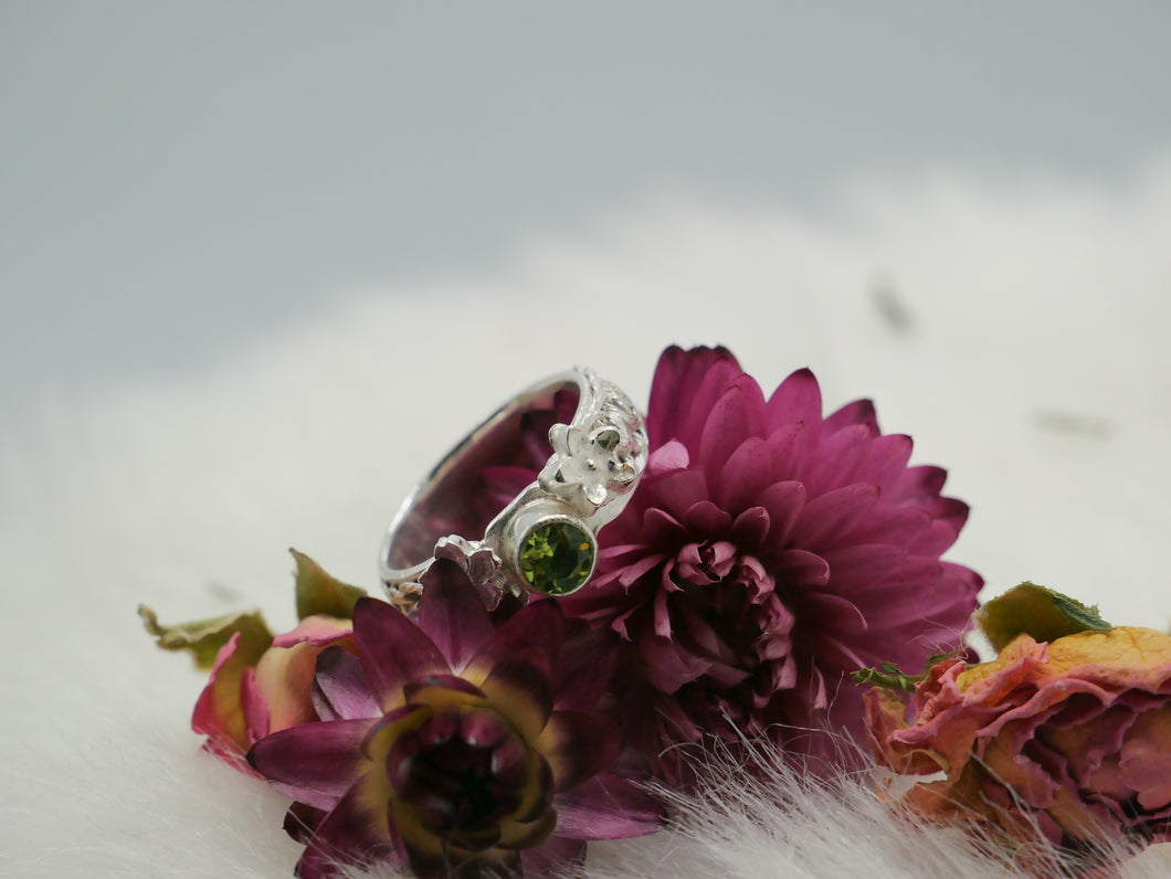 green flower ring